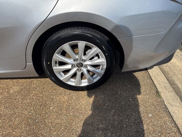 Used 2020 Toyota Camry LE image 9