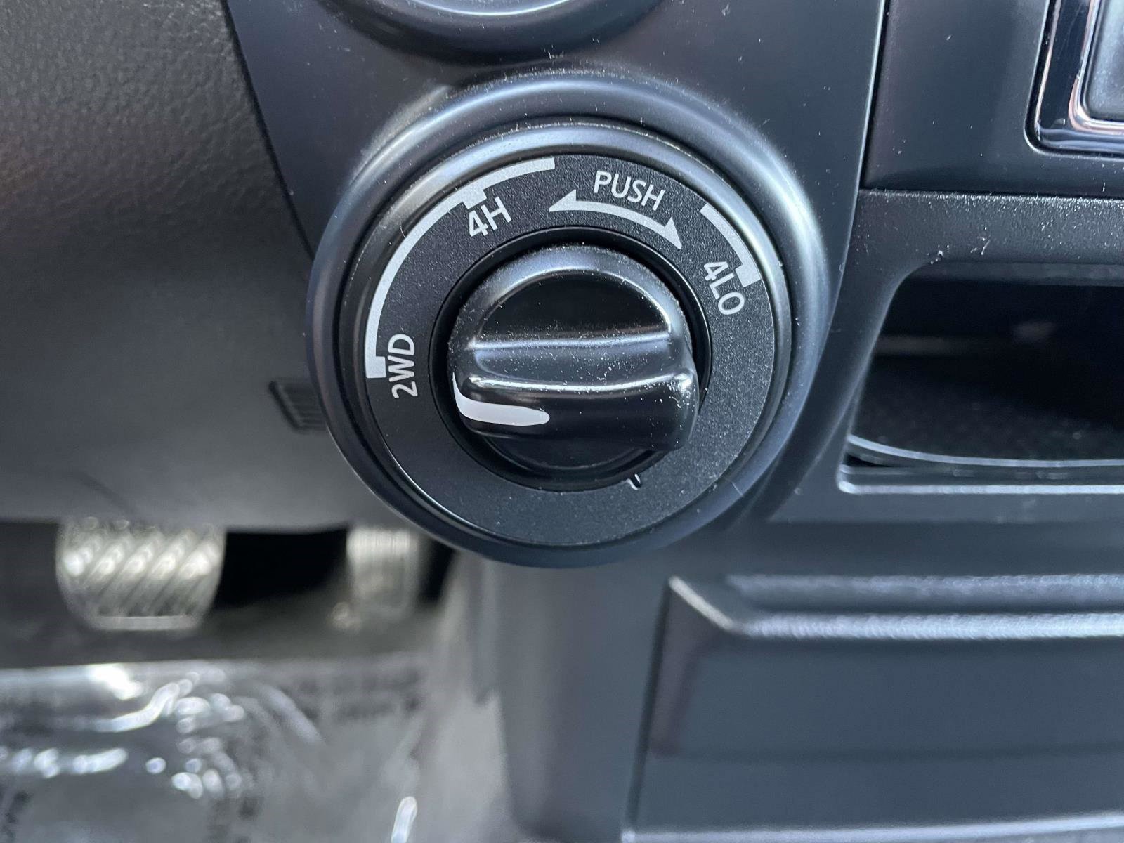 Used 2022 Nissan Titan SV AWD/4WD image 36