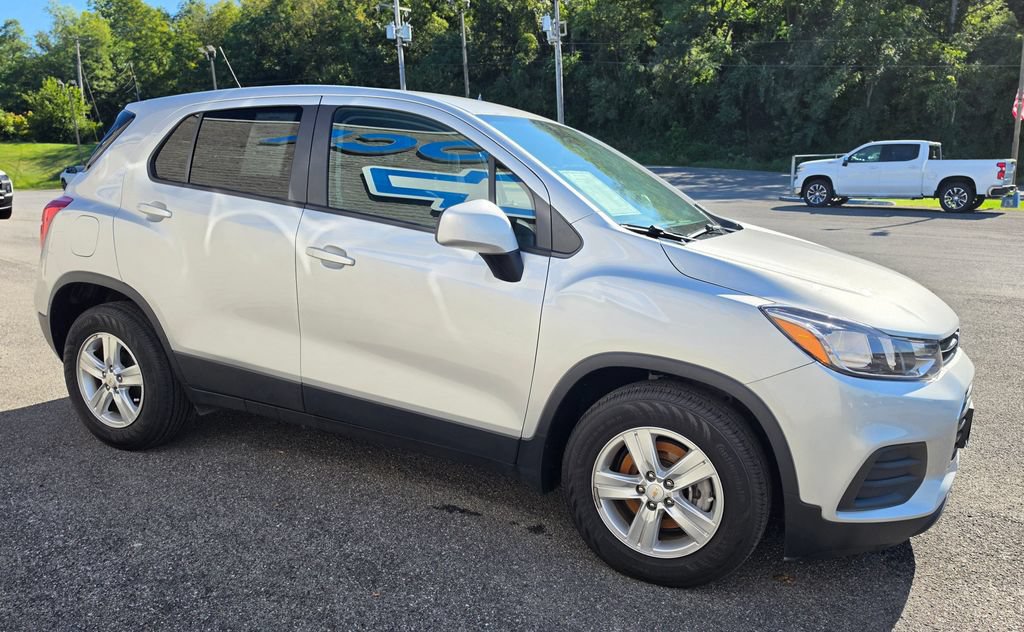 Used 2022 Chevrolet Trax LS w/ Tint and Cruise Package FWD image 9