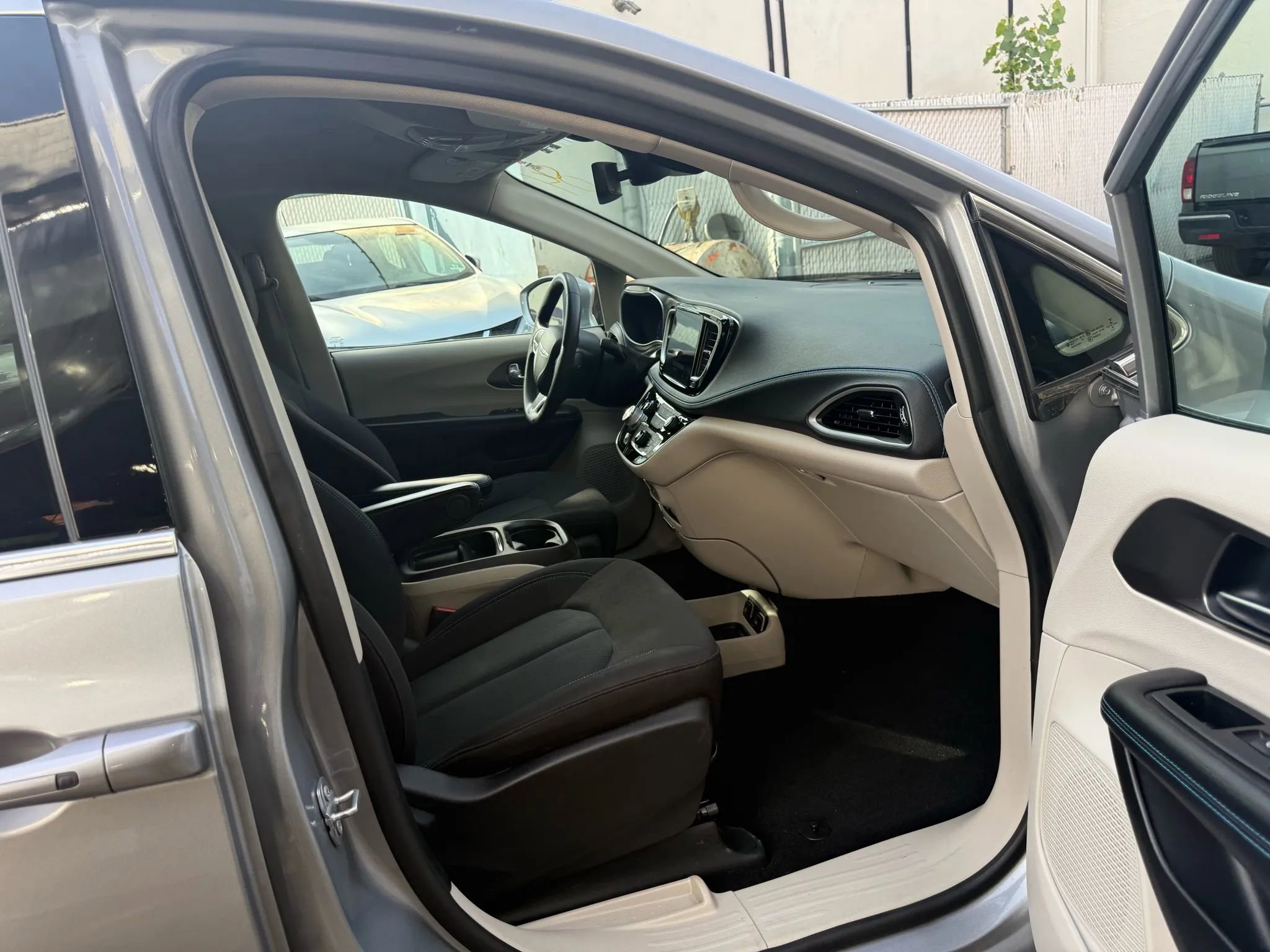 Used 2021 Chrysler Pacifica Touring w/ Uconnect Theater Family Group image 12