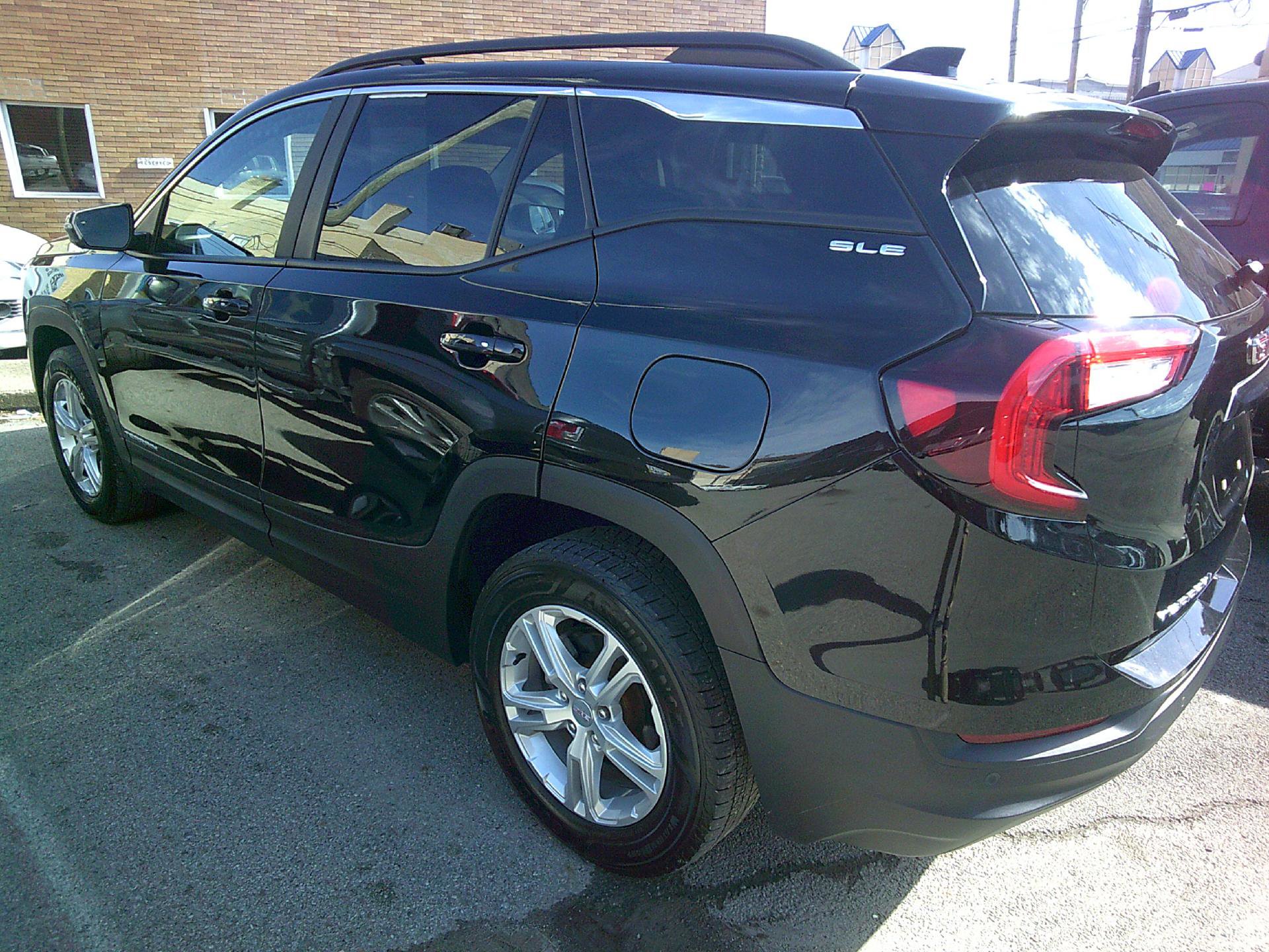Used 2022 GMC Terrain SLE w/ Driver Convenience Package image 4