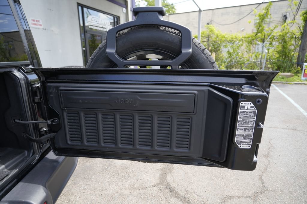 Used 2025 Jeep Wrangler Unlimited Sahara w/ Safety Group AWD/4WD image 16
