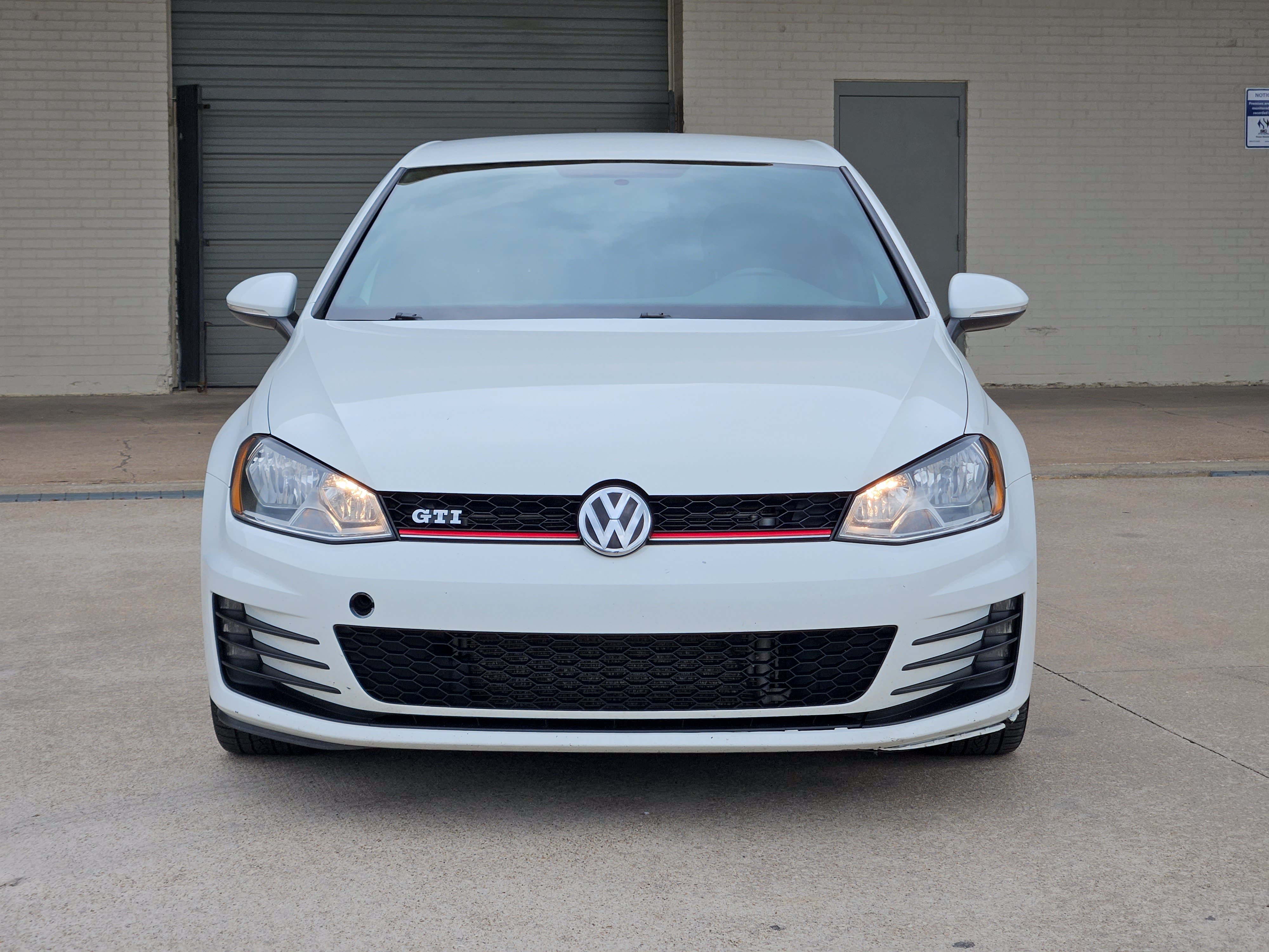 Used 2017 Volkswagen Golf 4-Door FWD image 2