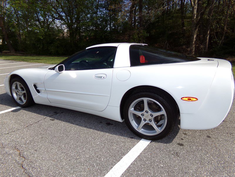 Used 2000 Chevrolet Corvette Coupe w/ Roof Pkg RWD image 10