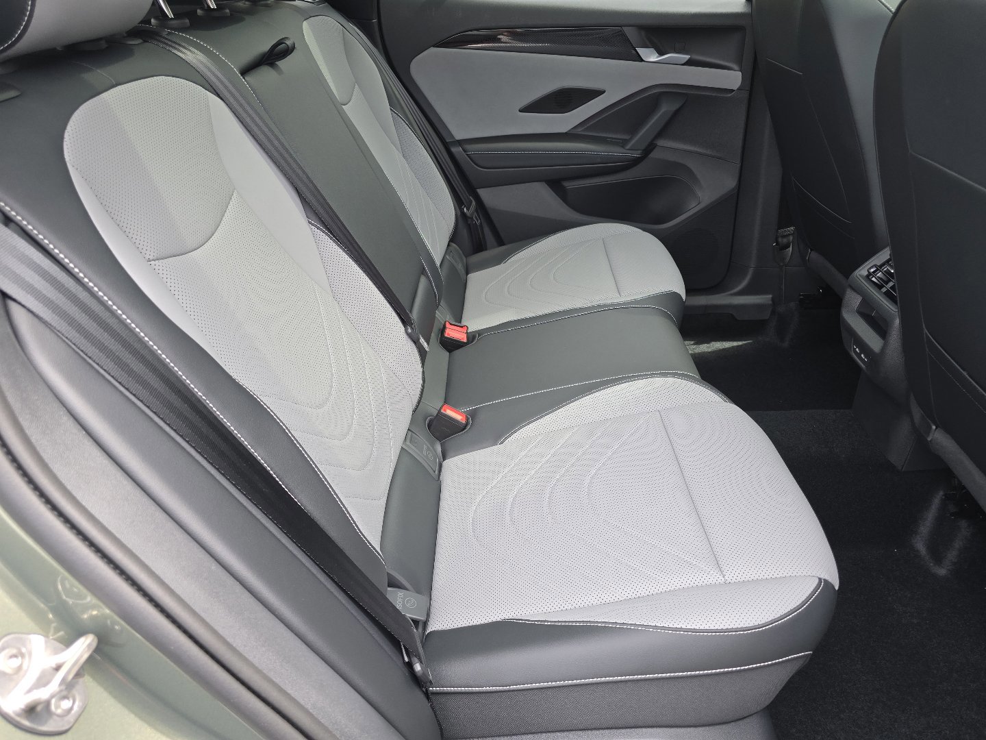 New 2026 Volkswagen Tiguan SE R-Line AWD/4WD image 14