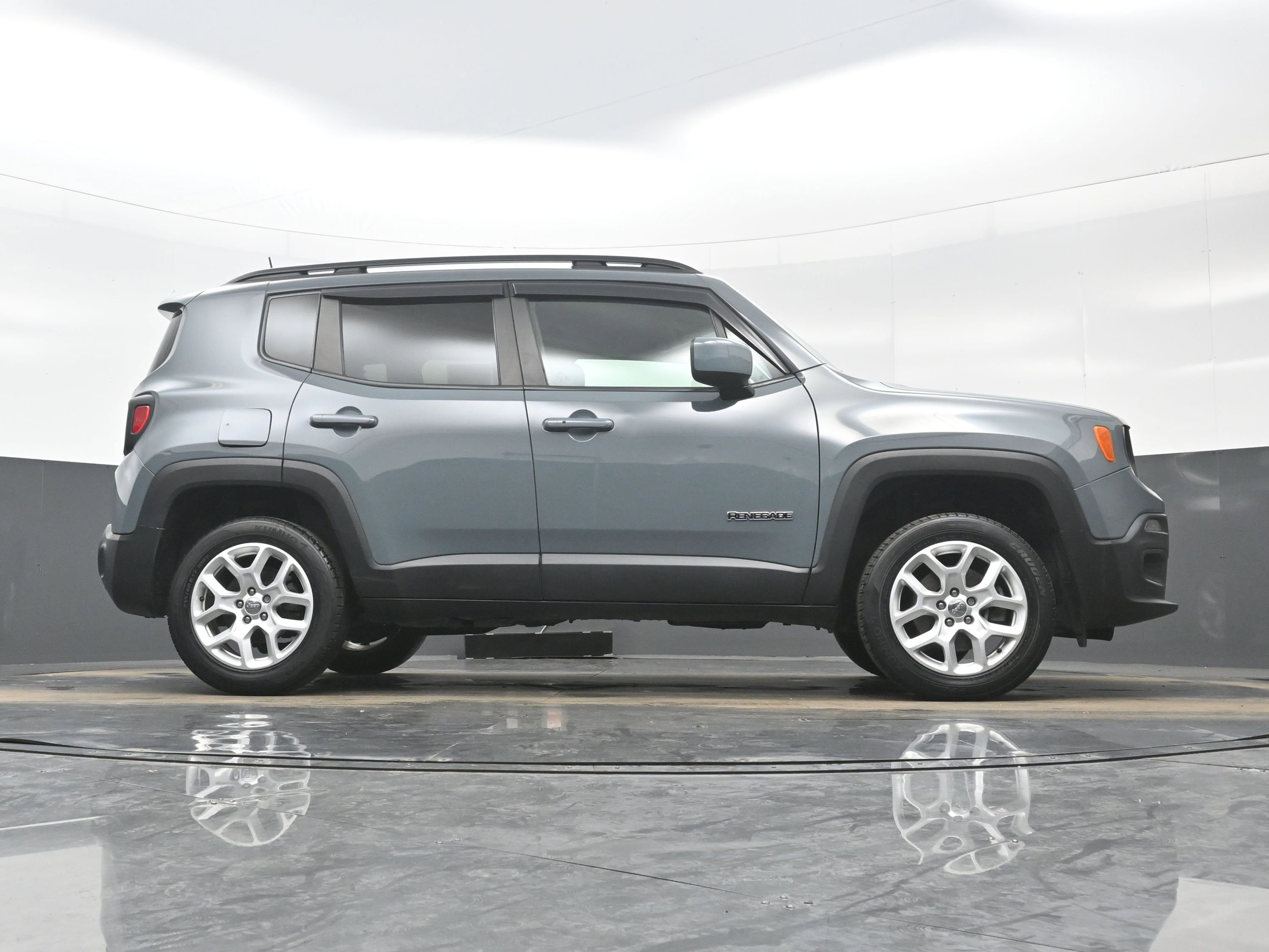 Used 2018 Jeep Renegade Latitude w/ Cold Weather Group image 27