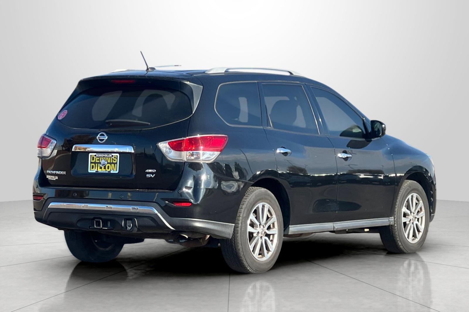 Used 2015 Nissan Pathfinder SV image 4