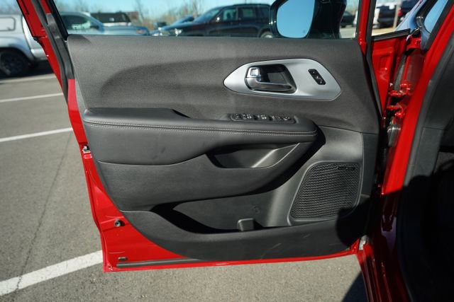 New 2026 Chrysler Pacifica Limited w/ Uconnect Theater Family Group image 14