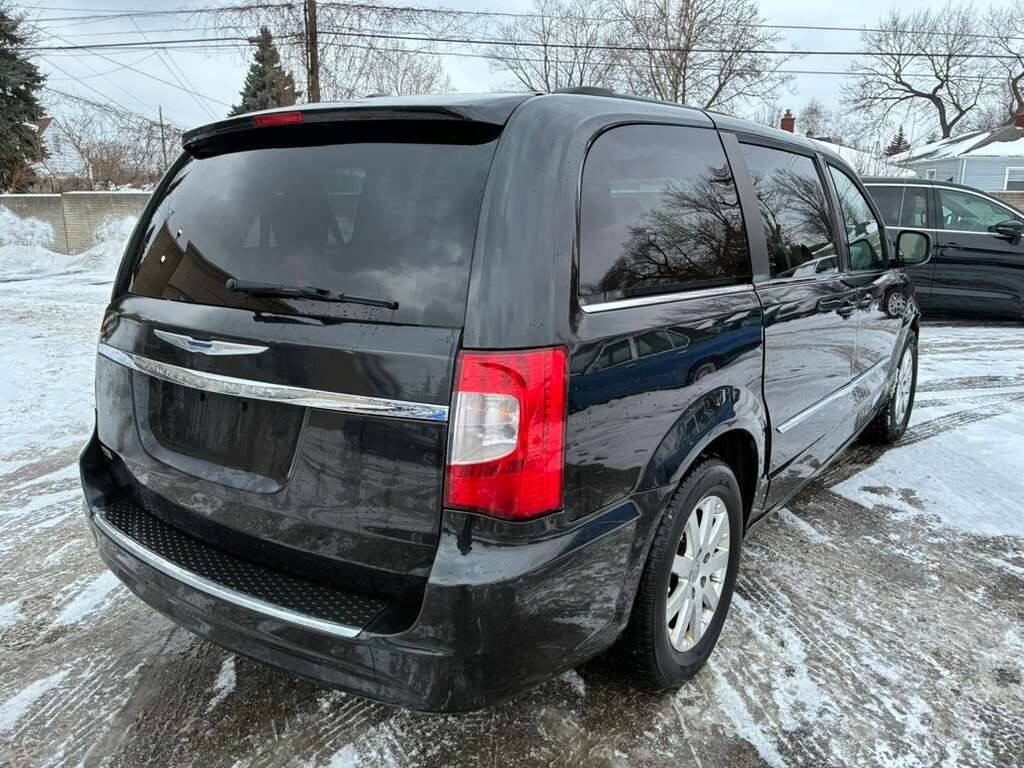 Used 2014 Chrysler Town & Country Touring image 6