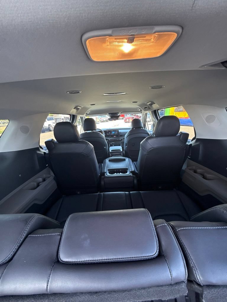 Used 2025 Kia Carnival FWD image 16