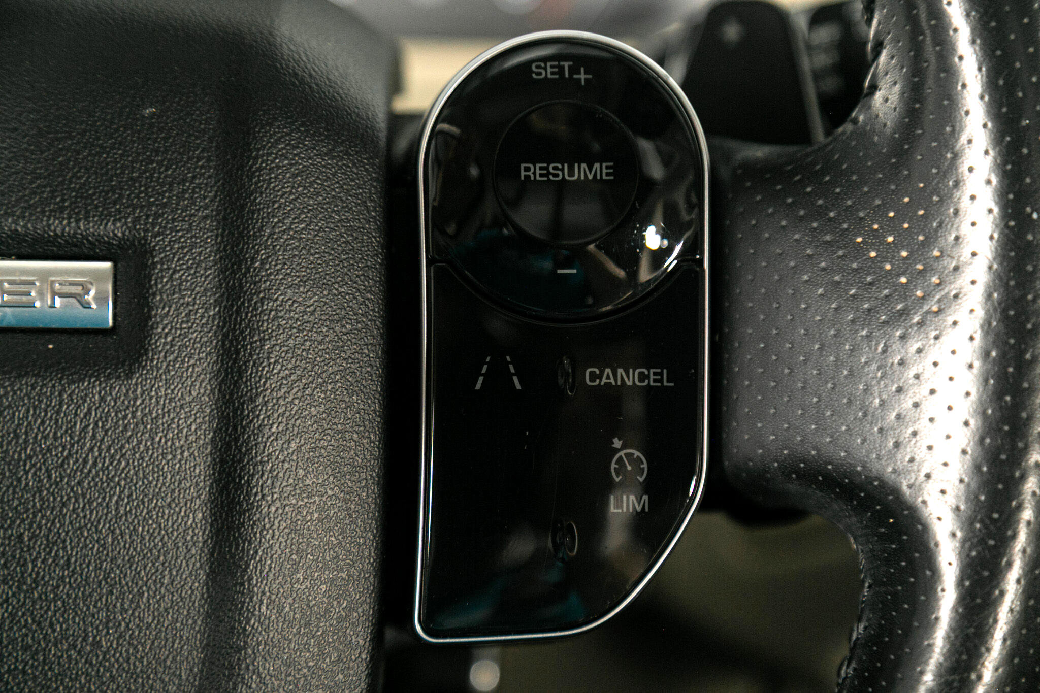 Used 2020 Land Rover Range Rover Velar S image 40