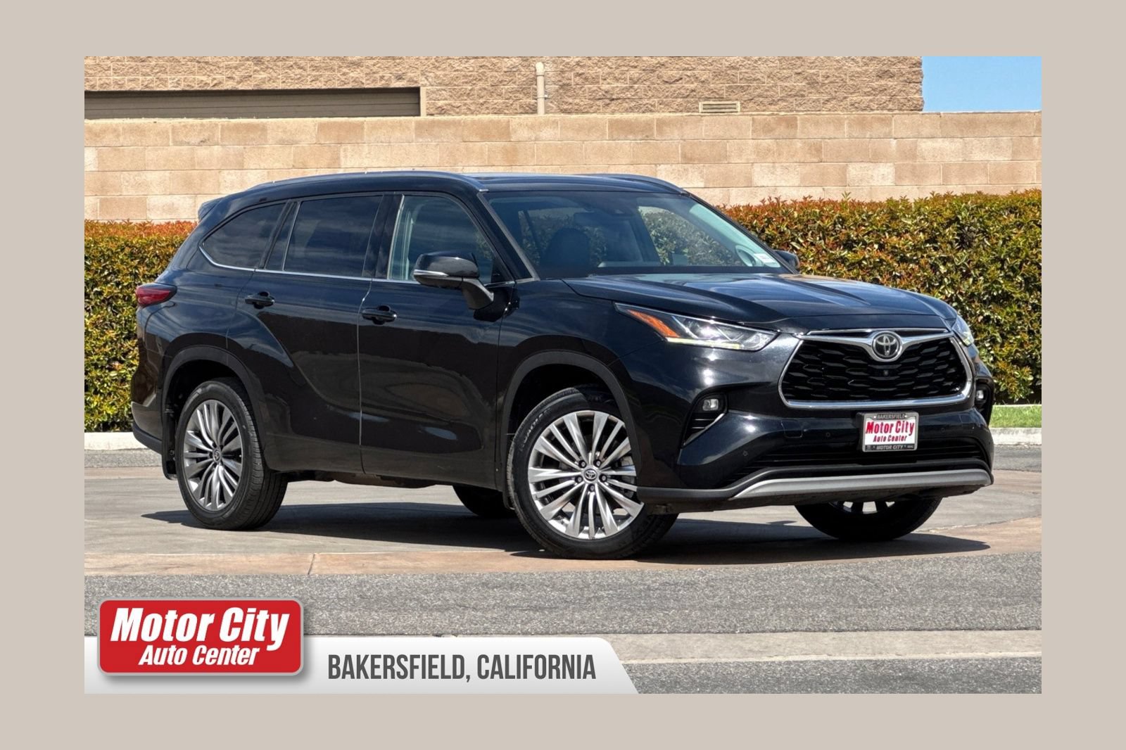 Used 2021 Toyota Highlander Platinum FWD image 1