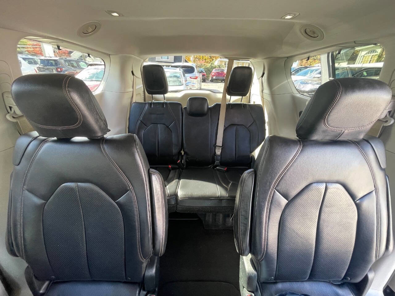 Used 2018 Chrysler Pacifica Touring-L image 27