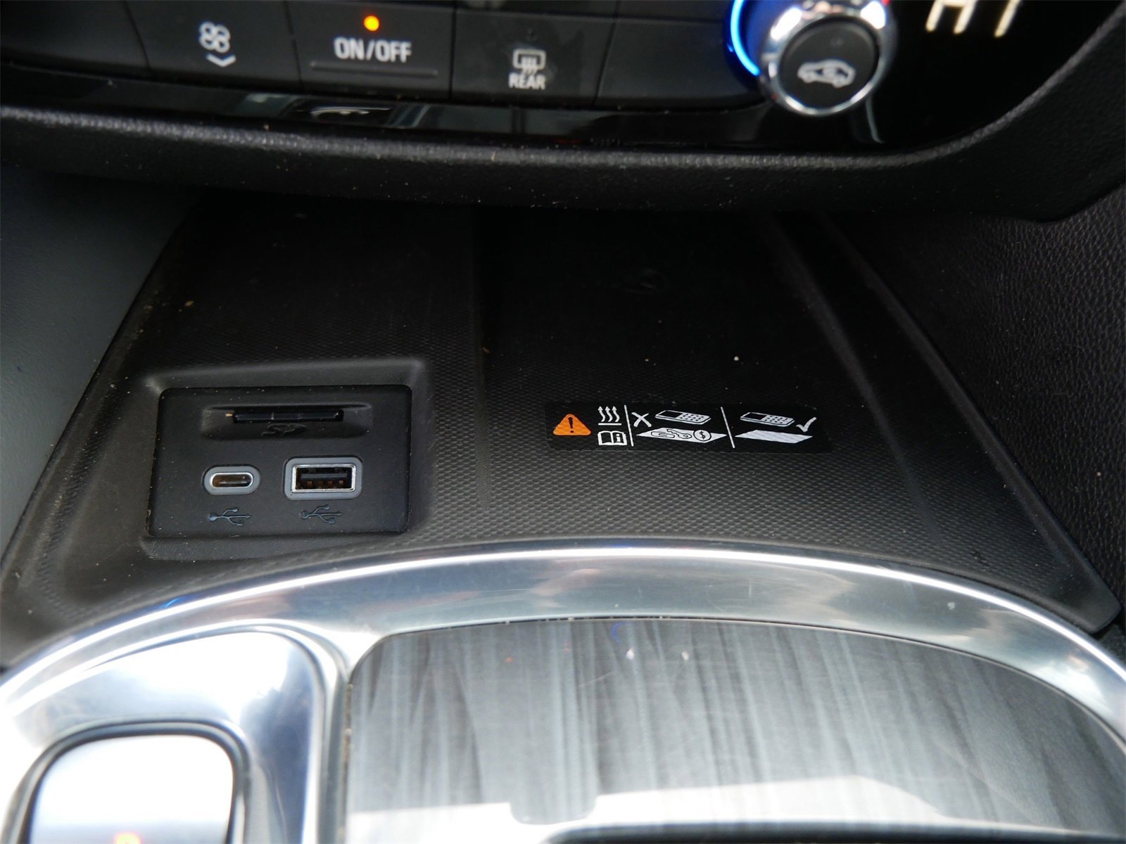 Used 2022 Buick Enclave Essence w/ Sport Touring Edition image 18