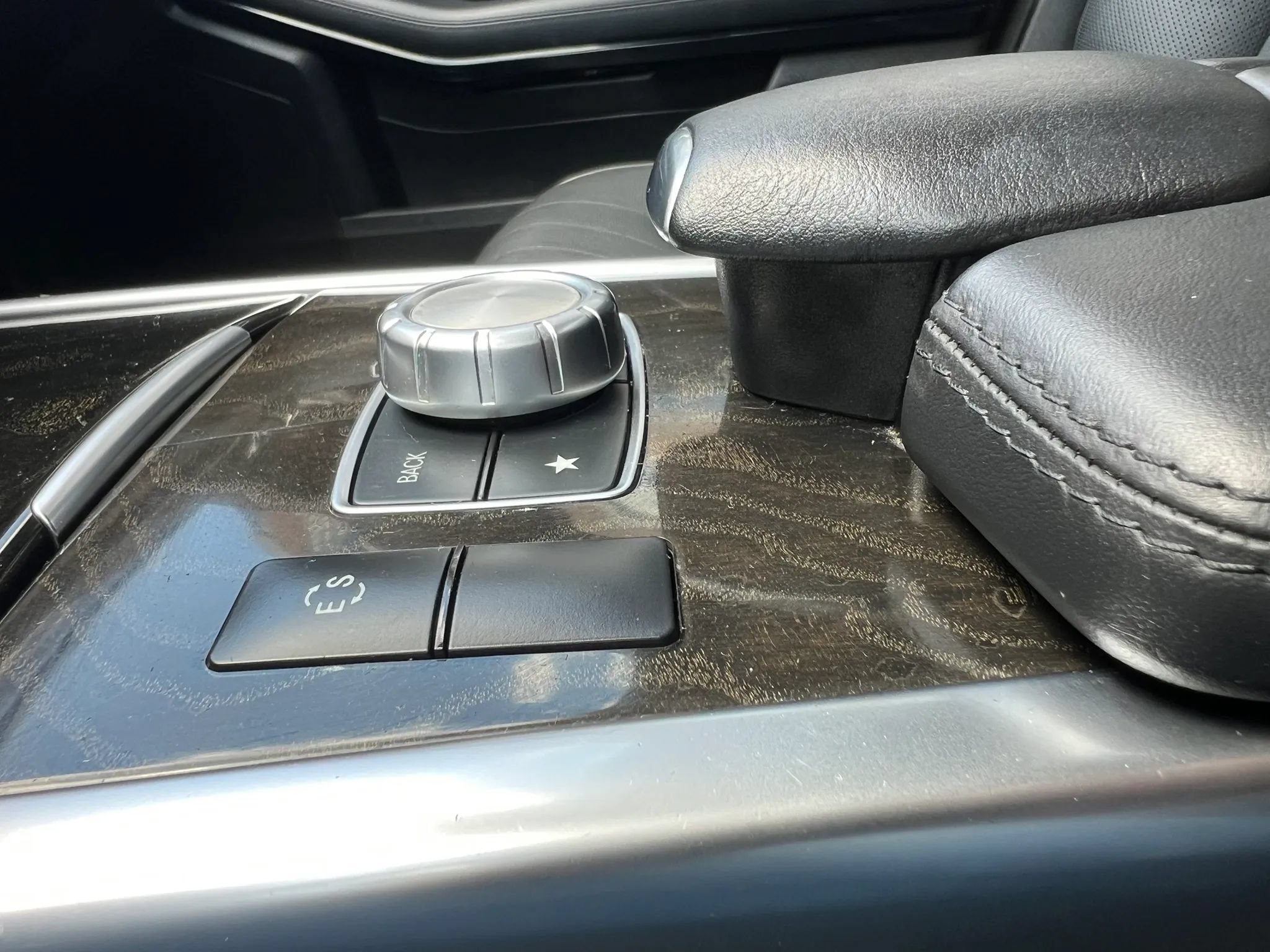 Used 2014 Mercedes-Benz E 550 4MATIC Sedan w/ Premium 1 Package image 28