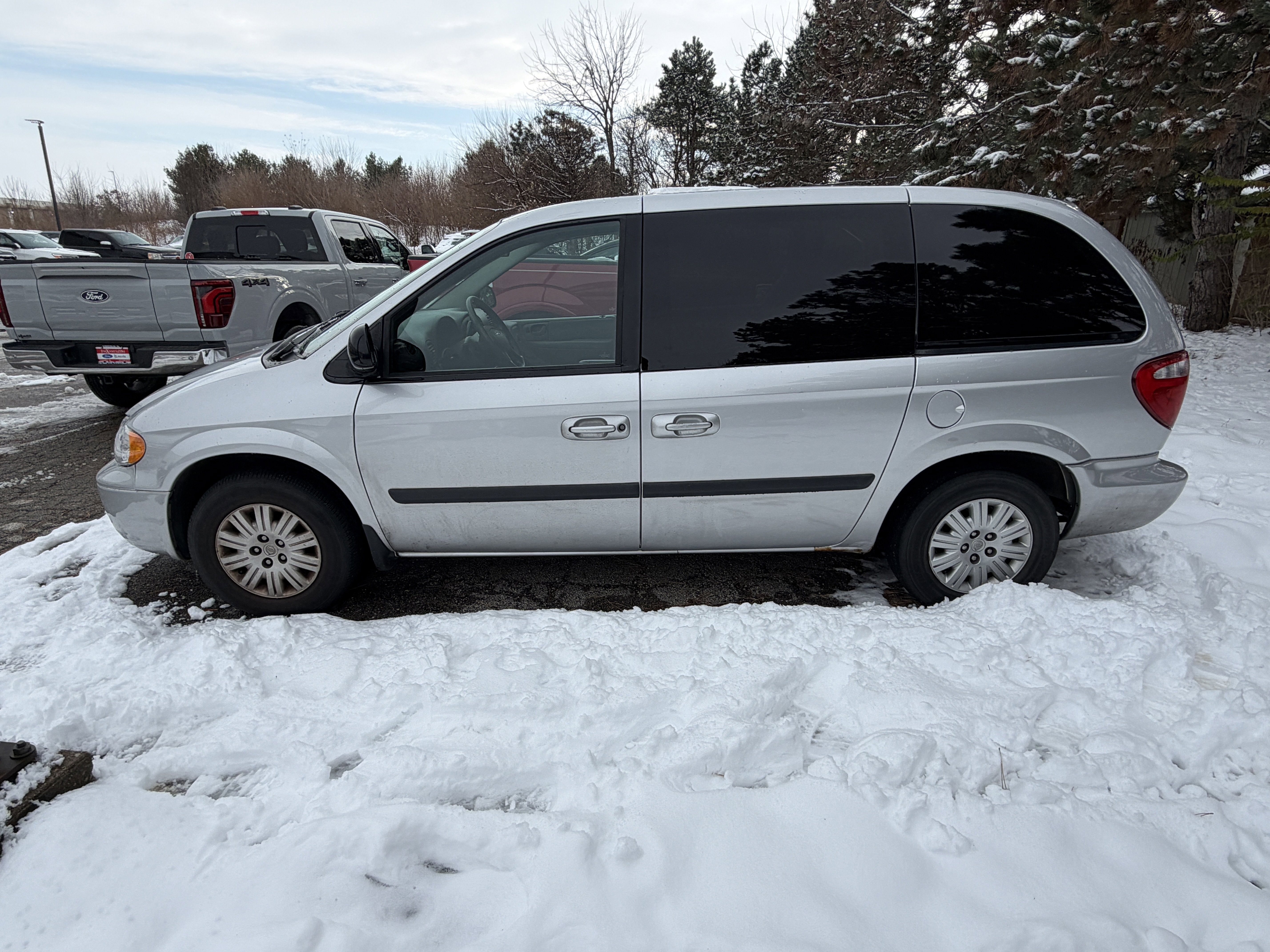 Used 2005 Chrysler Town & Country image 10