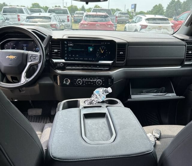 Used 2023 Chevrolet Silverado 1500 LT AWD/4WD image 7