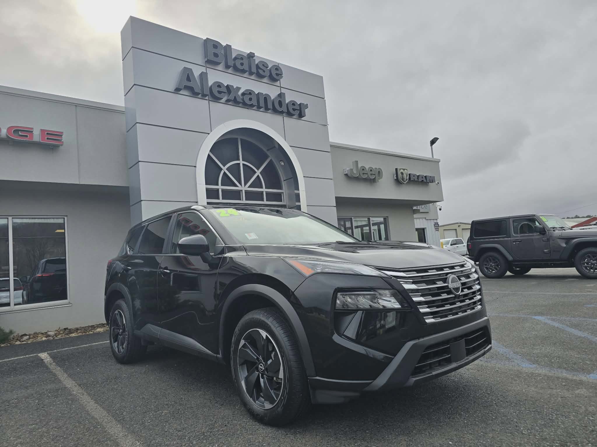 Used 2024 Nissan Rogue SV image 1