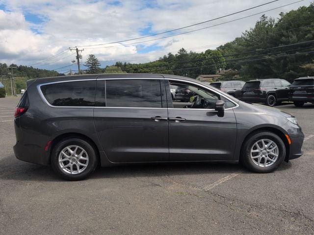 Used 2023 Chrysler Pacifica Touring-L FWD image 4