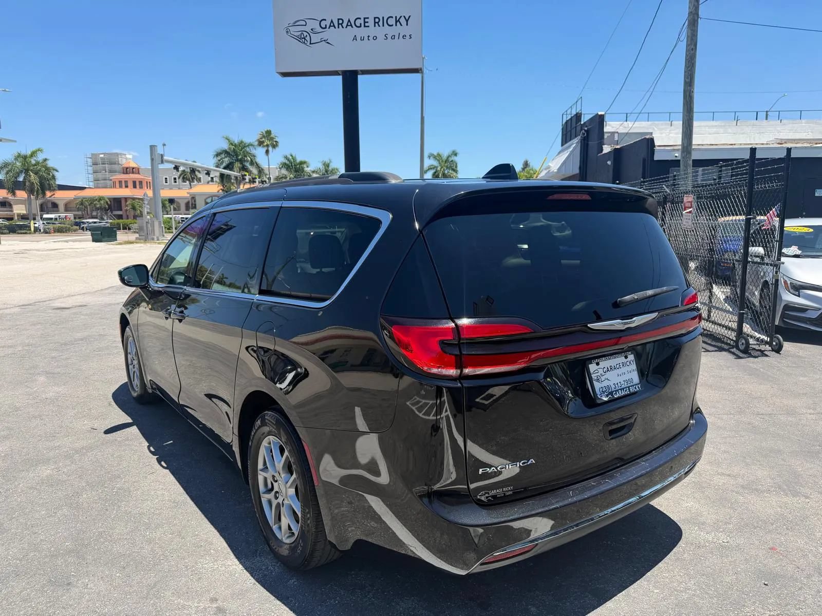 Used 2021 Chrysler Pacifica Touring FWD image 7