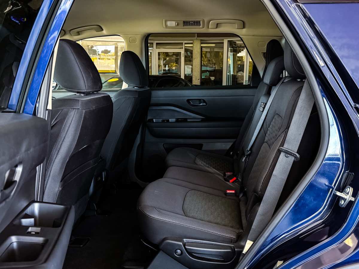 Used 2025 Nissan Pathfinder SV image 30