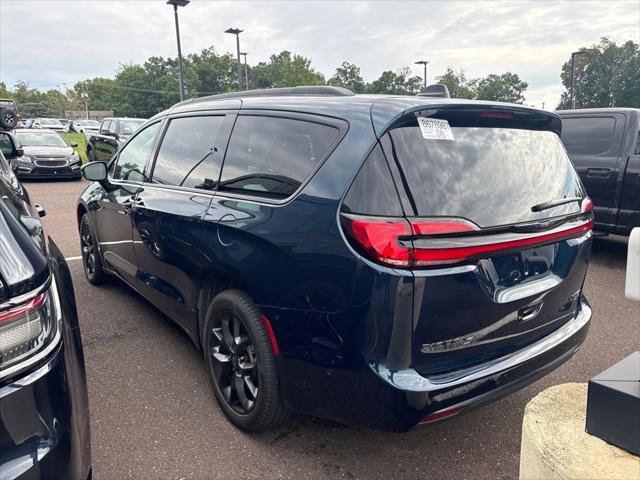 Certified 2025 Chrysler Pacifica Limited AWD/4WD image 3