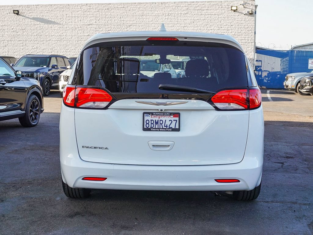Used 2017 Chrysler Pacifica Touring w/ Tire & Wheel Group FWD image 6