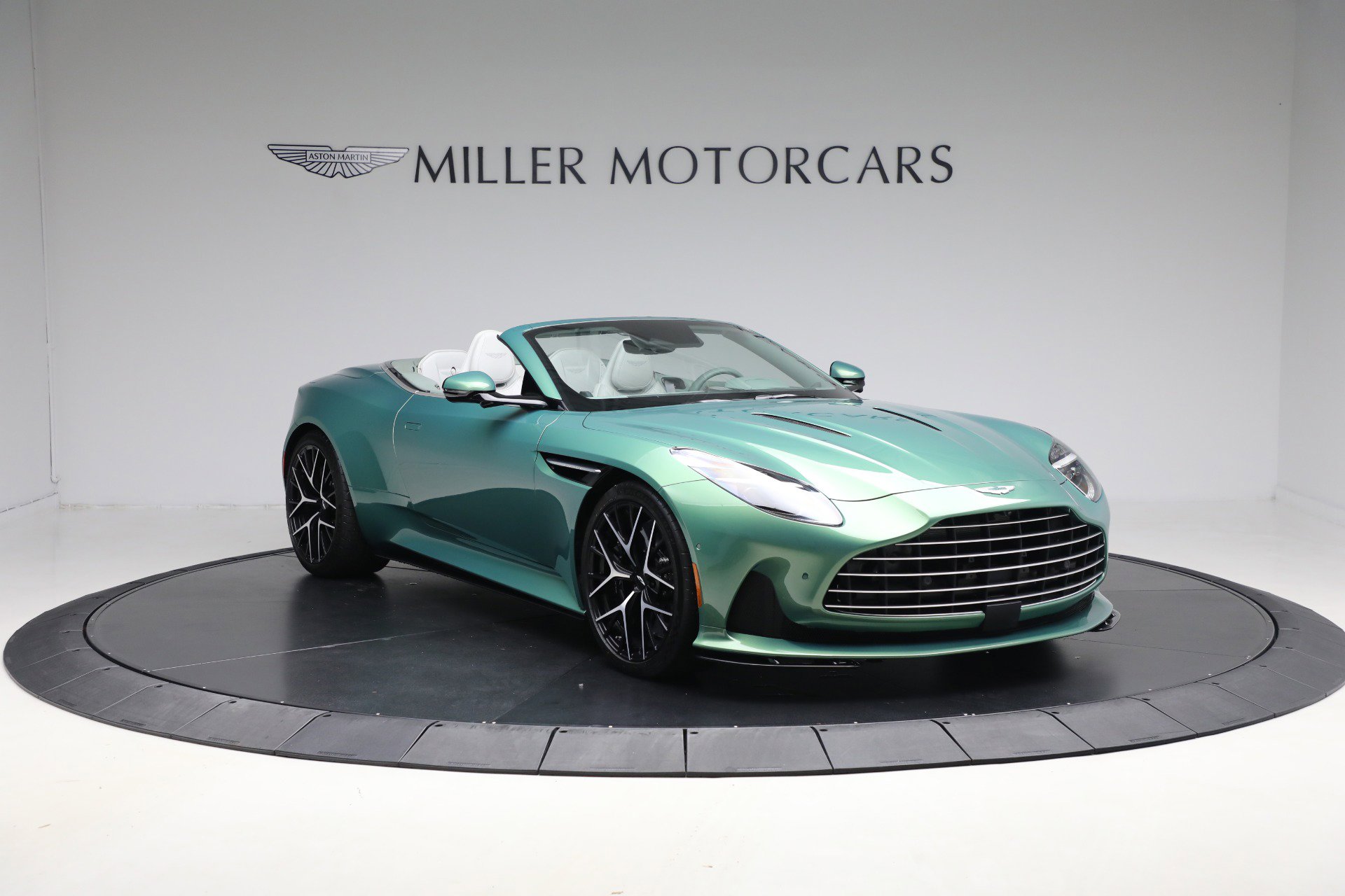 Used 2025 Aston Martin DB12 Convertible RWD image 11