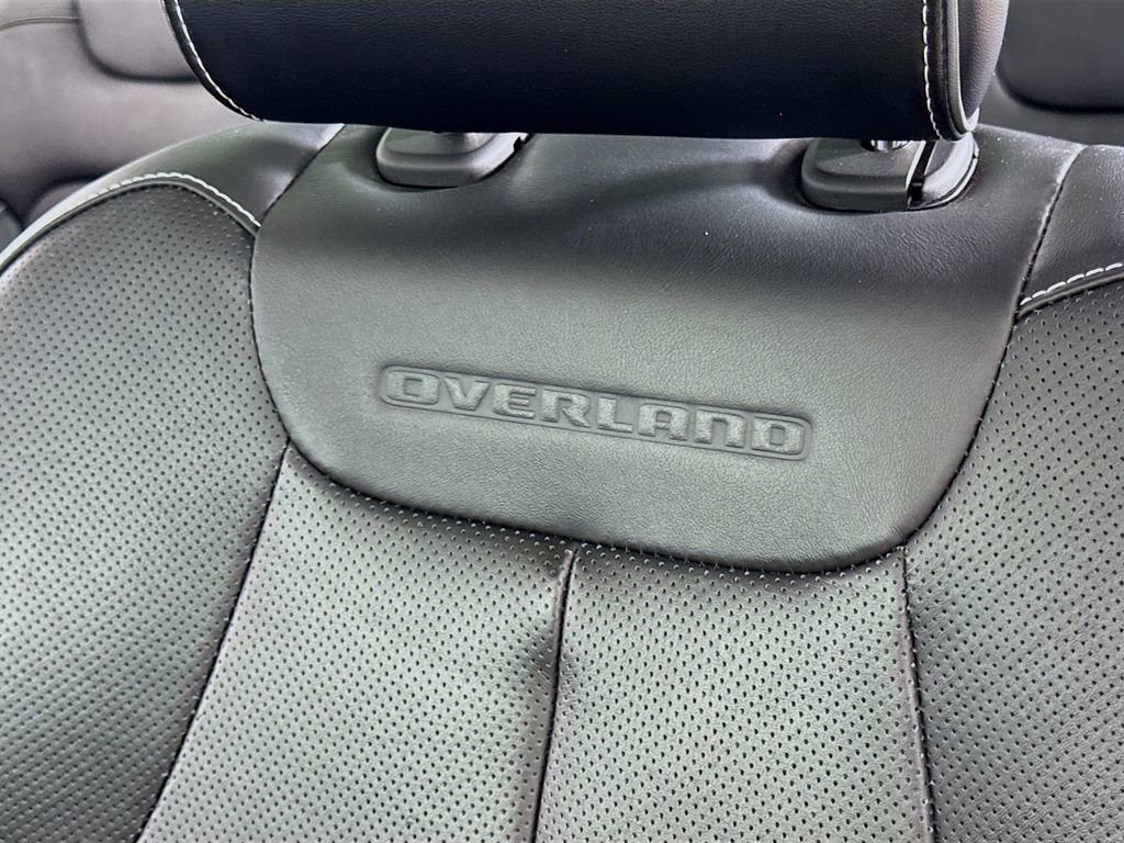 Used 2023 Jeep Grand Cherokee Overland w/ Advanced Protech Group III AWD/4WD image 17