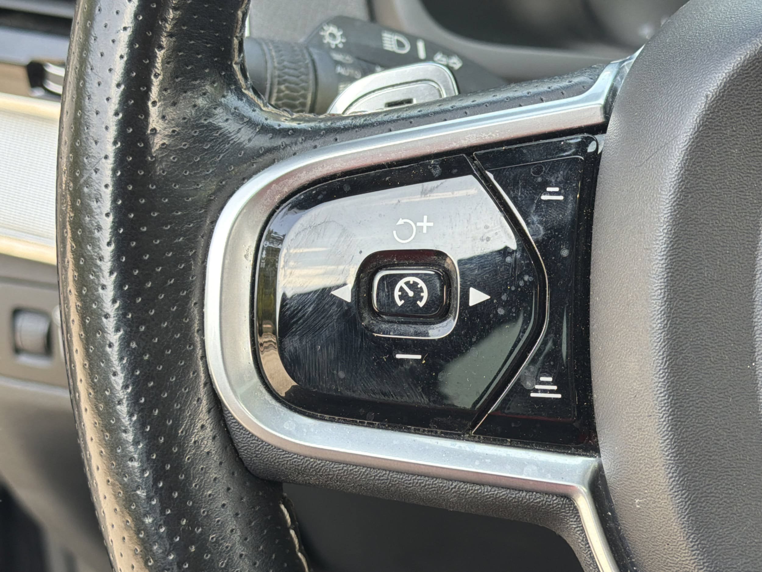 Used 2017 Volvo XC90 T5 R-Design FWD image 12