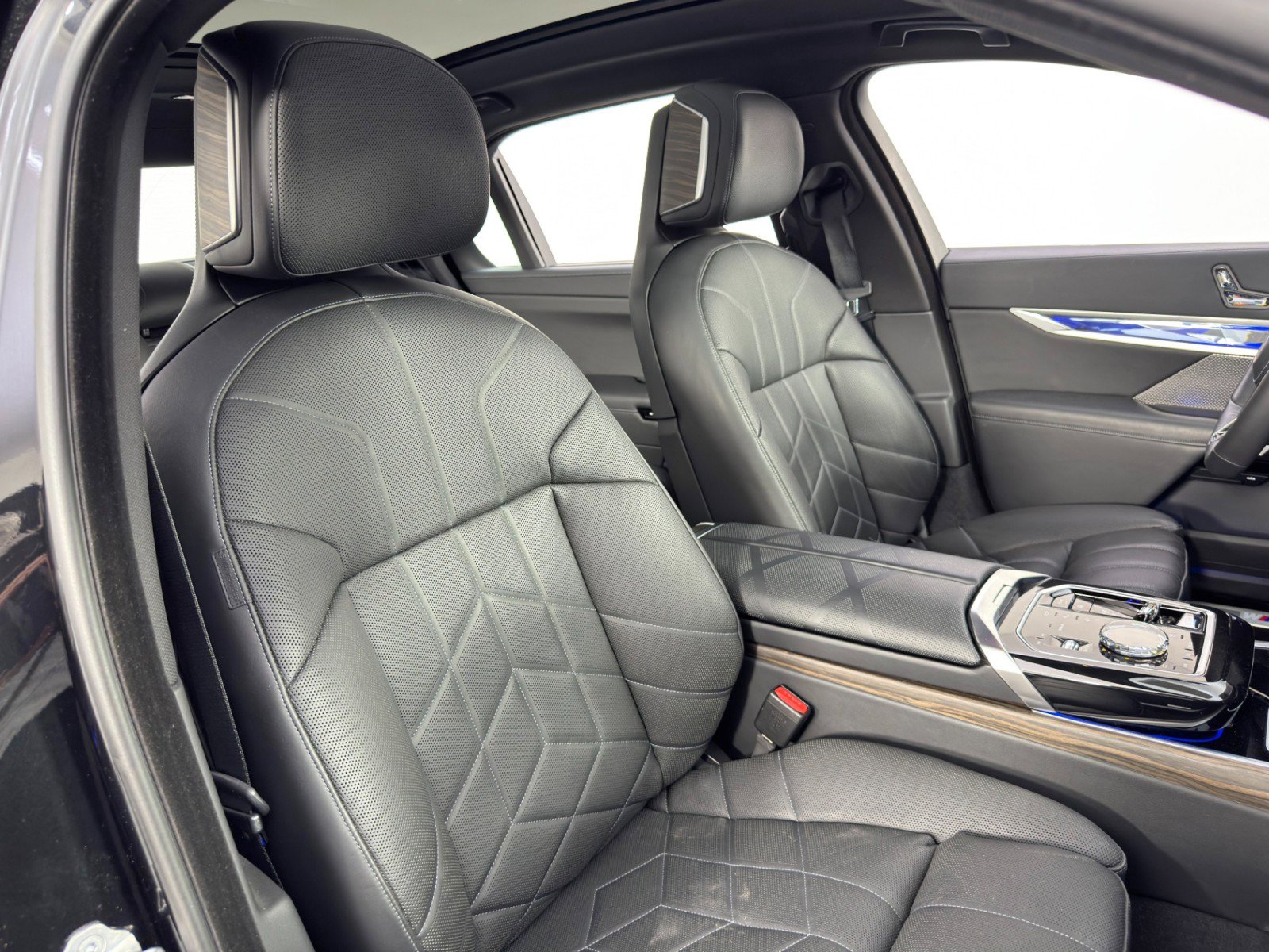 Used 2024 BMW i7 eDrive50 w/ M Sport Package image 46