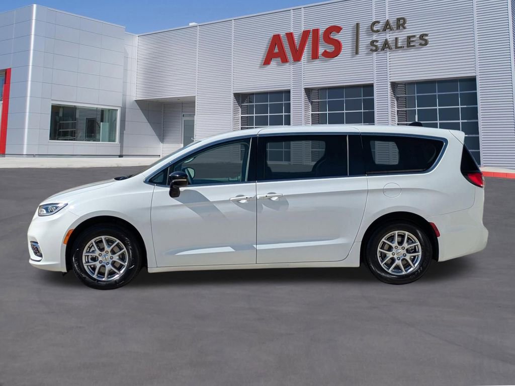 Used 2024 Chrysler Pacifica Touring-L image 10