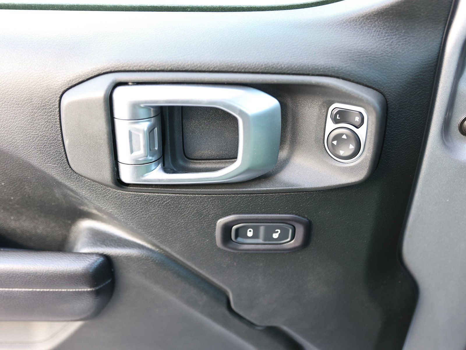 Used 2018 Jeep Wrangler Unlimited Sport S image 33