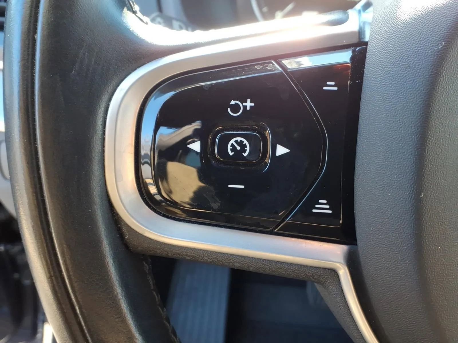 Used 2022 Volvo XC90 T5 Momentum w/ Climate Package image 30