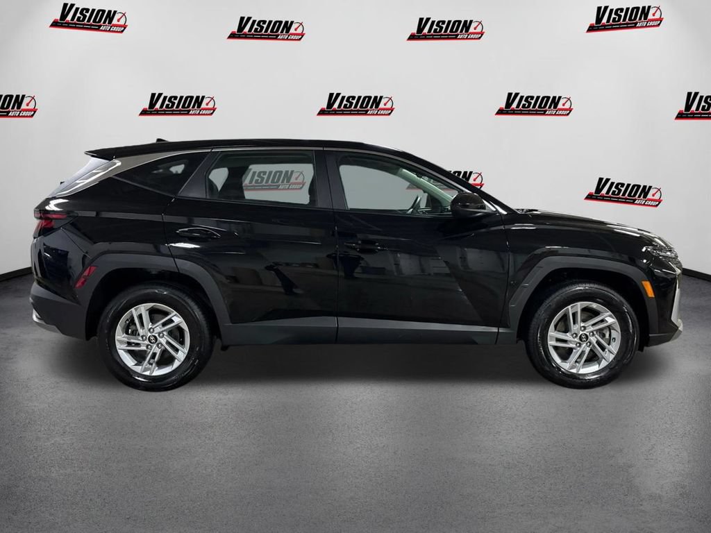 Used 2025 Hyundai Tucson SE AWD/4WD image 4