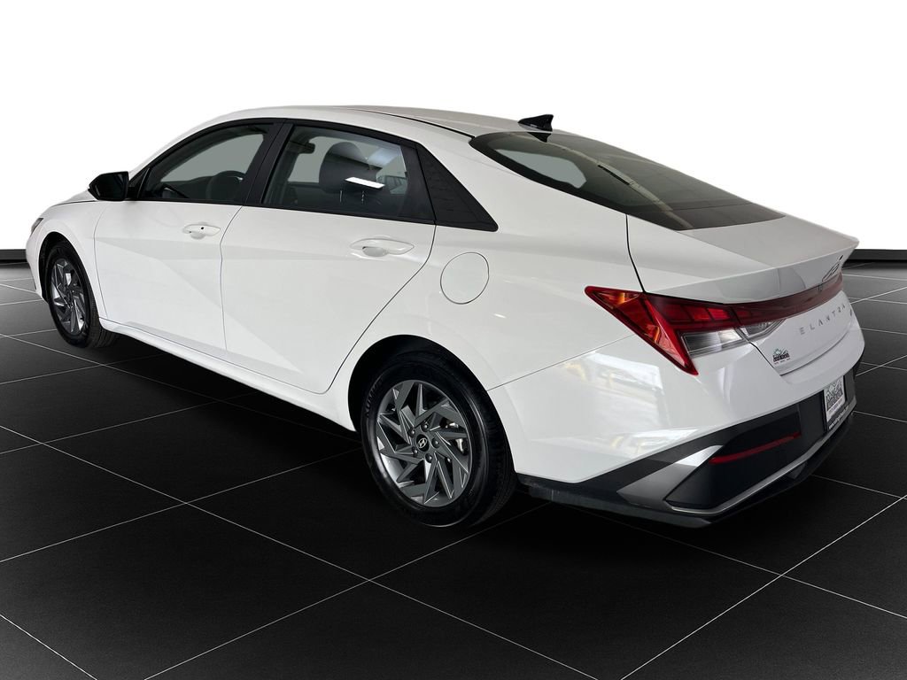 Used 2025 Hyundai Elantra Blue FWD image 3