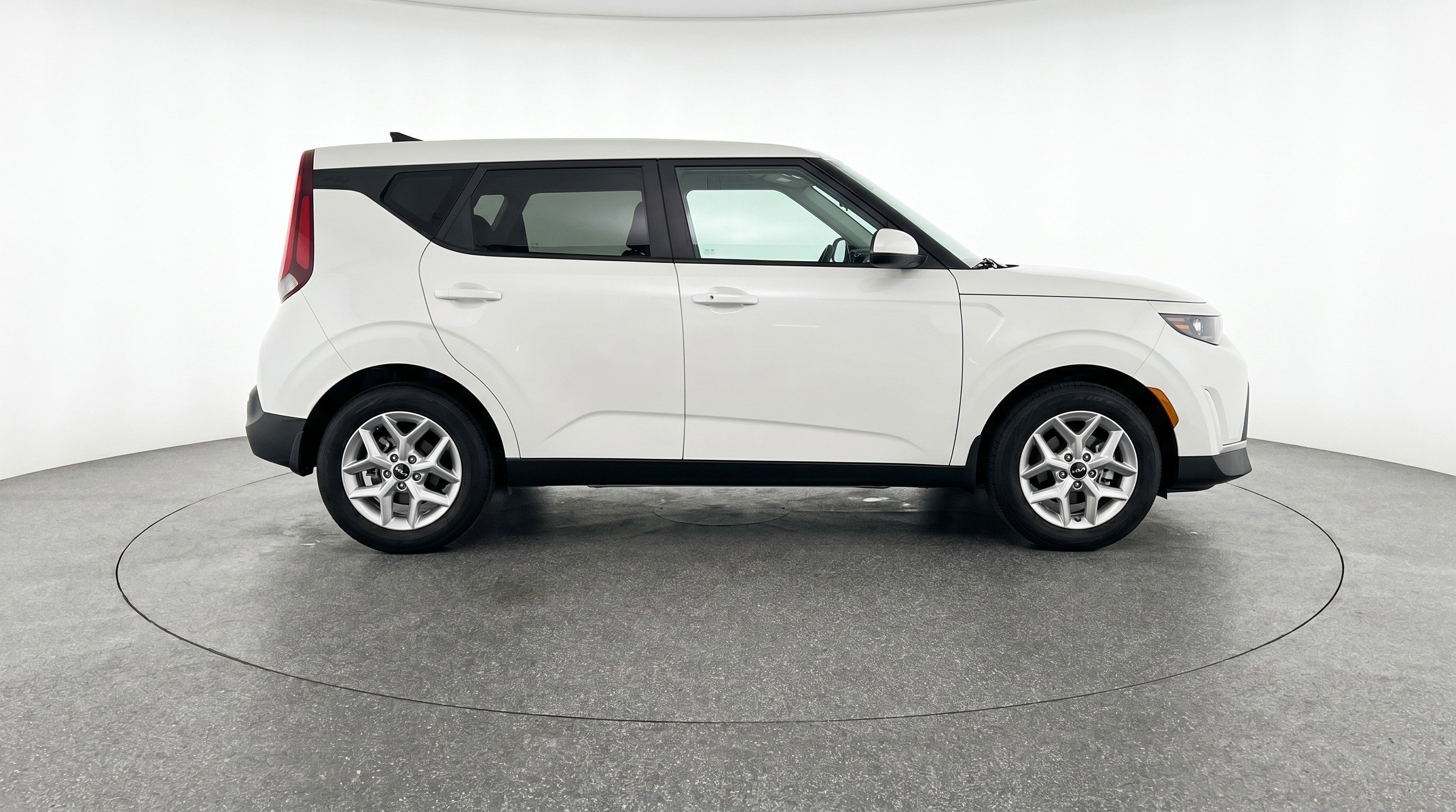Used 2025 Kia Soul LX w/ LX Technology Package FWD image 11