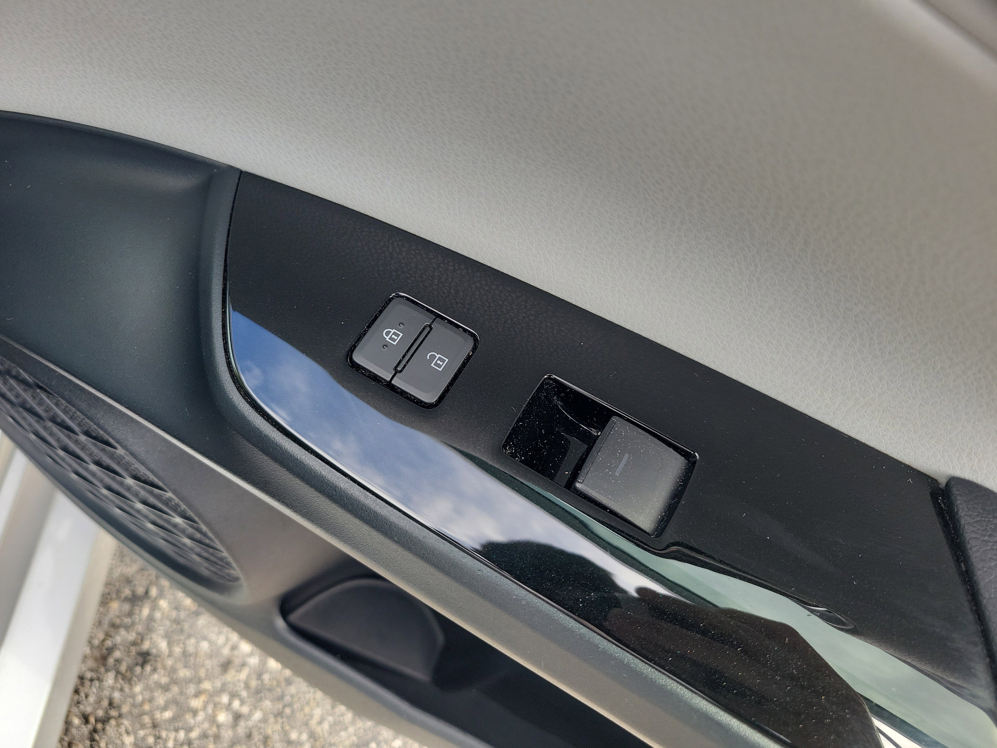 Used 2019 Toyota Prius L Eco FWD image 10