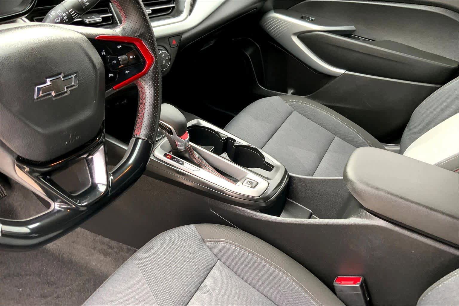 Used 2025 Chevrolet Trax RS w/ Sunroof Package FWD image 17