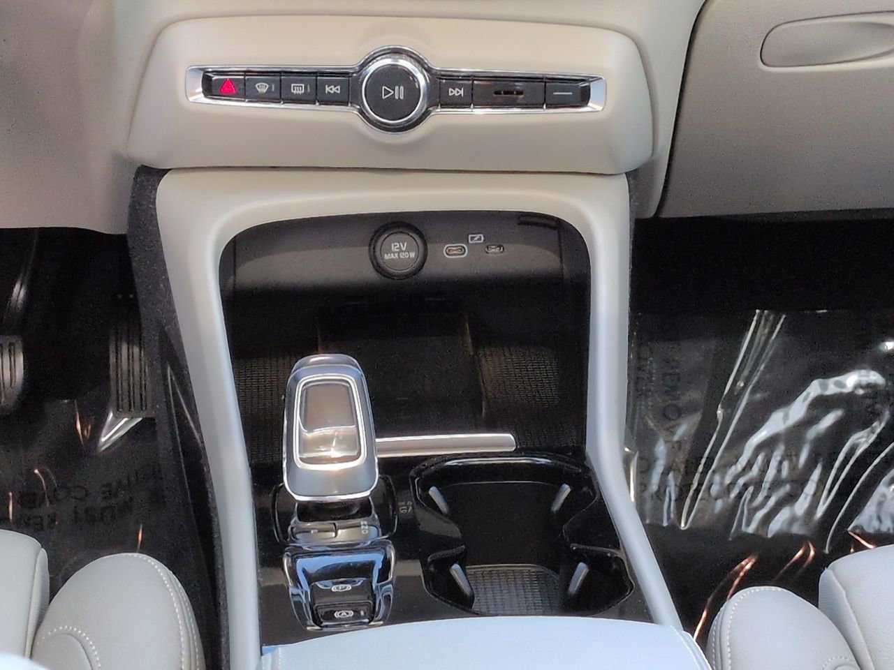 Used 2023 Volvo XC40 B5 Plus w/ Protection Package Premier image 6
