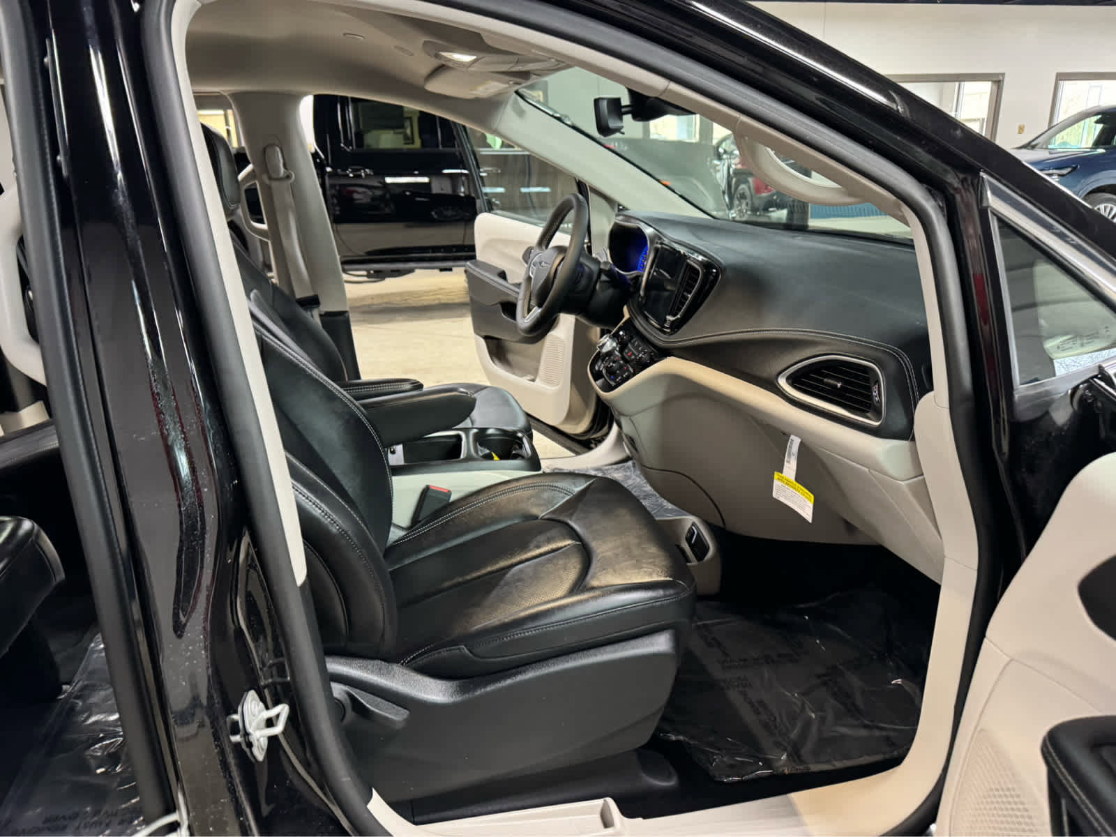 Used 2024 Chrysler Pacifica Touring-L image 11