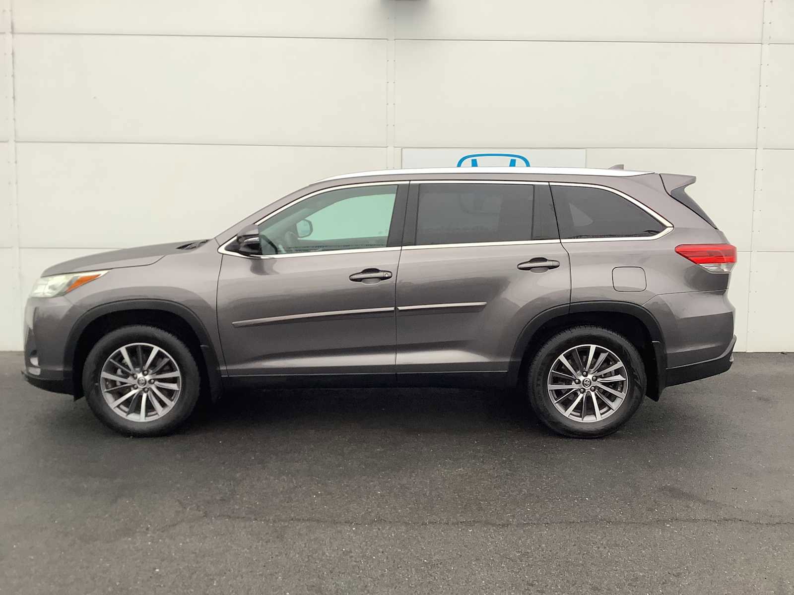 Used 2019 Toyota Highlander XLE AWD/4WD image 2