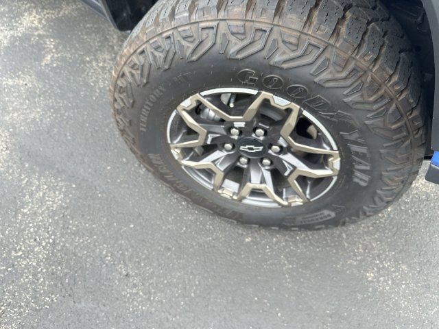Used 2025 Chevrolet Colorado ZR2 w/ Technology Package AWD/4WD image 13