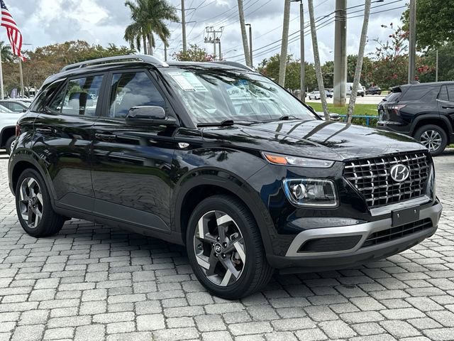 Used 2025 Hyundai Venue SEL FWD image 16