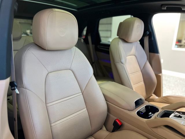 Used 2023 Porsche Cayenne Platinum Edition image 27