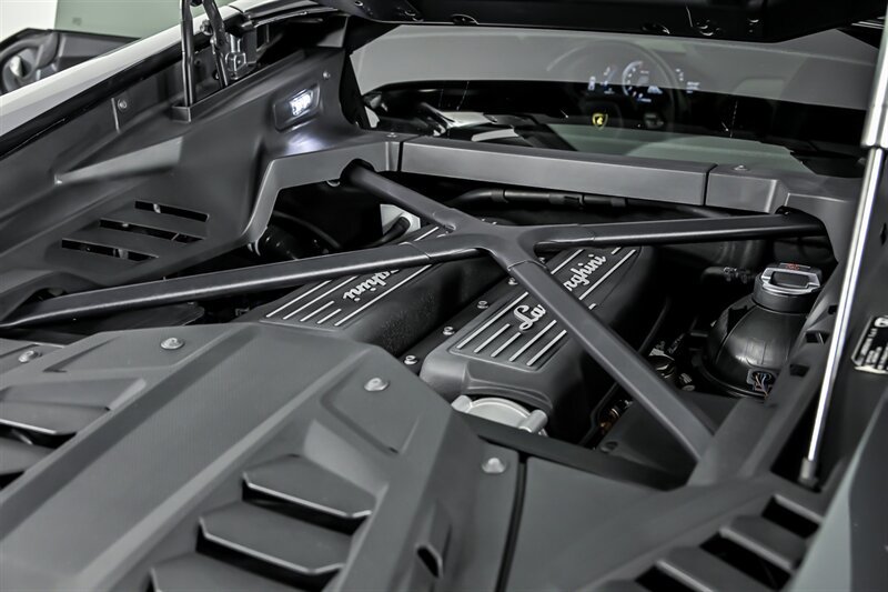 Used 2020 Lamborghini Huracan EVO RWD image 12