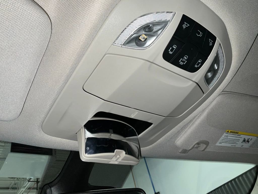 Used 2024 Chrysler Pacifica Touring-L image 39