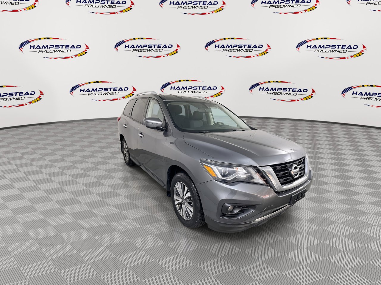Used 2018 Nissan Pathfinder SV image 2