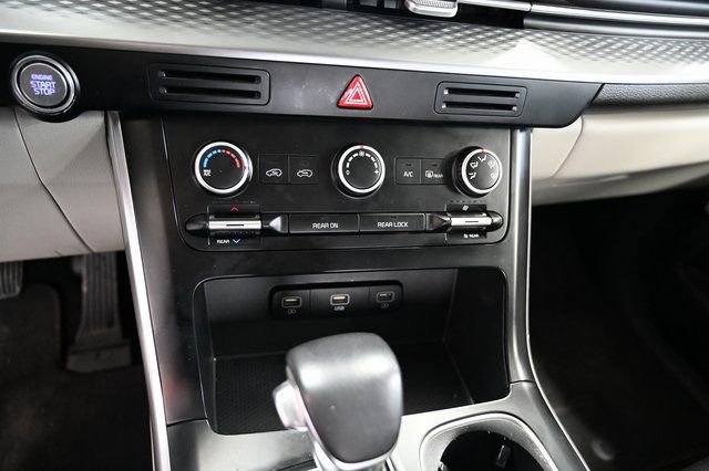 Used 2022 Kia Carnival LX image 17