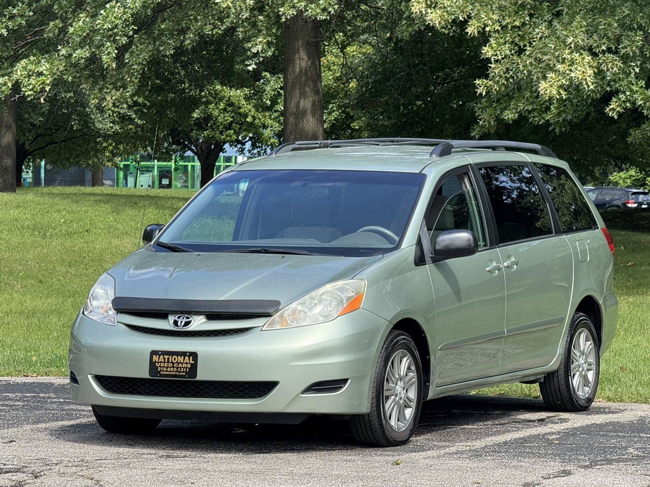 Used 2009 Toyota Sienna LE FWD image 1